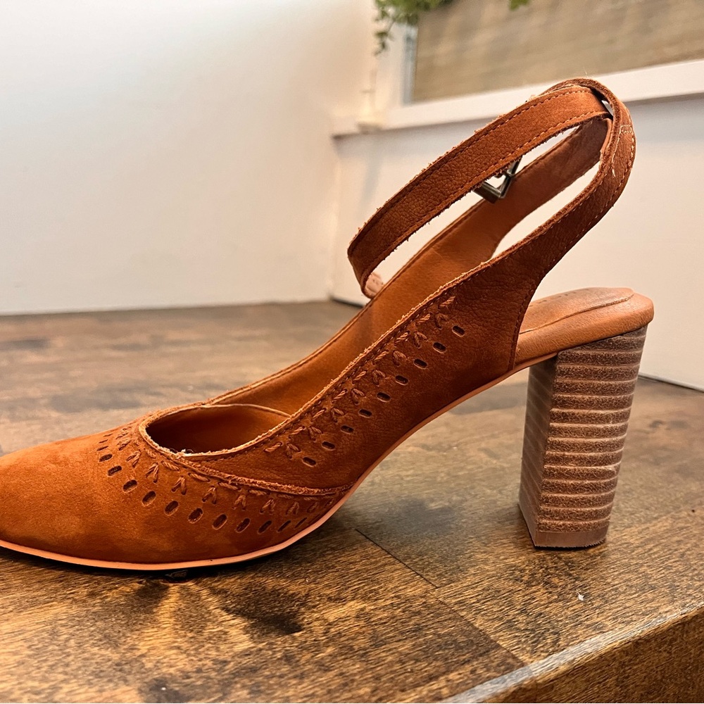 Lucky Brand high heels closed toe suede leather